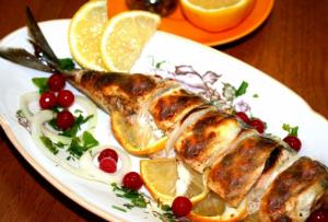 Pečená makrela v rúre: najlepšie recepty Makrela je chutná a rýchlo upečená na kúsky