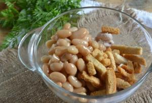 Recepty na šaláty s kirieshkou a kukuricou